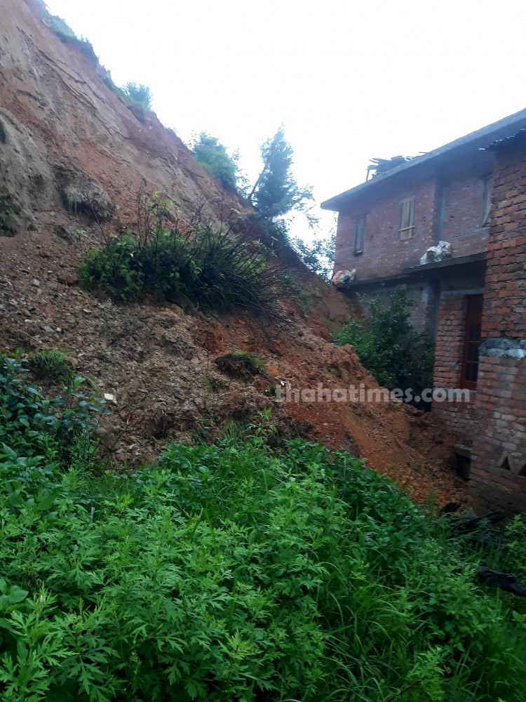 वडा नम्बर १ गहते मोडमा पूर्ण बहादुर गोपाली, बसन्त गोपाली र जयराम खड्काको घर पछाडीबाट को भागमा झरेको पहिराे